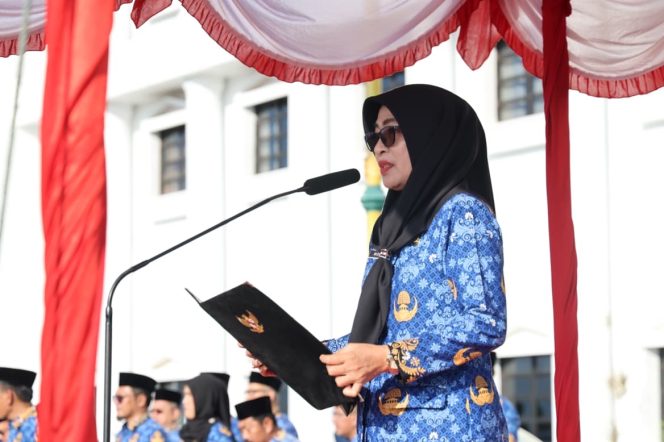 
 Sekdaprov Kepri membacakan sambutan Menteri Komunikasi dan Digital Republik Indonesia, Meutya Viada Hafid, dalam Upacara Peringatan ke-118 Hari Kebangkitan Nasional Tahun 2026 di Lapangan Upacara Kantor Gubernur Kepri, Dompak, Tanjungpinang, Rabu (20/5/2026). 