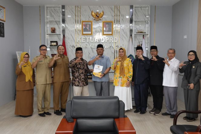 
 Ketua DPRD Kepri Iman Sutiawan menerima LAKIP KI Kepri tahun 2025 diserahkankan Ketua KI Kepri Arison, Selasa (5/5/2026).