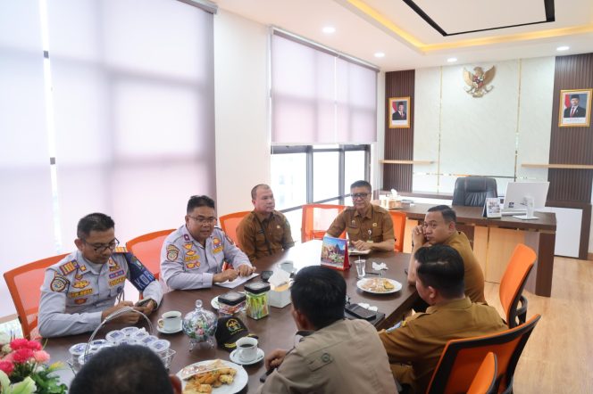 
 Rapat persiapan pelaksanaan upacara peringatan ke-118 Hari Kebangkitan Nasional dipimpin Sekretaris Diskominfo Kepri James Pattikawa di Ruang Rapat Kadis Kominfo Kepri, Senin (18/5/2026). 