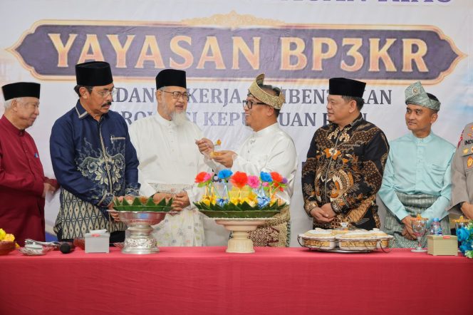 
 Wakil Gubernur Kepri, Nyanyang Haris Pratamura bersama sejumlah tokoh sentral 