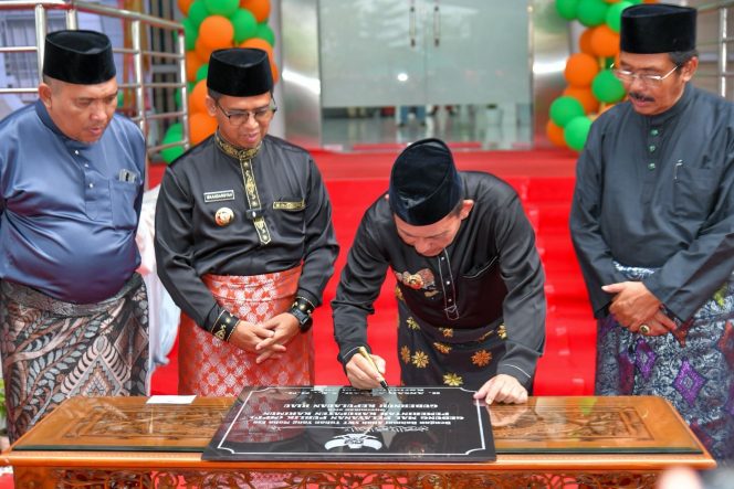 
 Gubernur Kepri, Ansar Ahmad menandatangani prasasti Mal Pelayanan Publik (MPP) Kabupaten Karimun dalam kegiatan prapeluncuran digelar Jumat (29/5/2026). Turut mendampingi Bupati Karimun Iskandarsyah, Wakil Bupati Karimun Rocky Marciano Bawole, dan Mantan Gubernur Kepri Nurdin Basirun. 