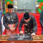 Gubernur Kepri, Ansar Ahmad menandatangani prasasti Mal Pelayanan Publik (MPP) Kabupaten Karimun dalam kegiatan prapeluncuran digelar Jumat (29/5/2026). Turut mendampingi Bupati Karimun Iskandarsyah, Wakil Bupati Karimun Rocky Marciano Bawole, dan Mantan Gubernur Kepri Nurdin Basirun. 