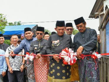 Gubernur Kepri, Ansar Ahmad bersama Bupati Karimun Iskandarsyah, Wakil Bupati Karimun Rocky Marciano Bawole, dan Mantan Gubernur Kepri Nurdin Basirun memotong pita yang menandai diresmikannya tambatan perahu Teluk Umah, Karimun, Jumat (29/5/2026). 