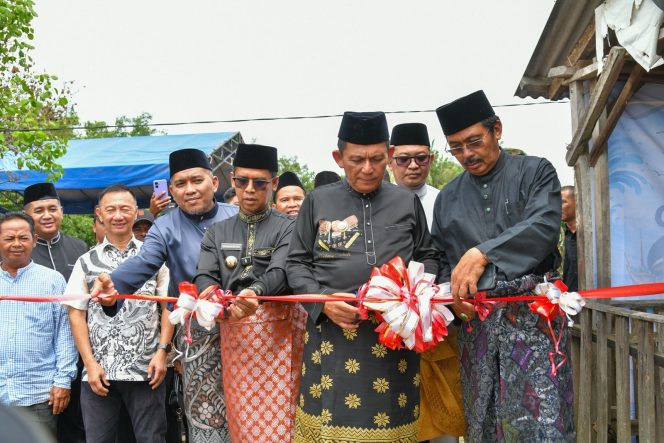 
 Gubernur Kepri, Ansar Ahmad bersama Bupati Karimun Iskandarsyah, Wakil Bupati Karimun Rocky Marciano Bawole, dan Mantan Gubernur Kepri Nurdin Basirun memotong pita yang menandai diresmikannya tambatan perahu Teluk Umah, Karimun, Jumat (29/5/2026). 