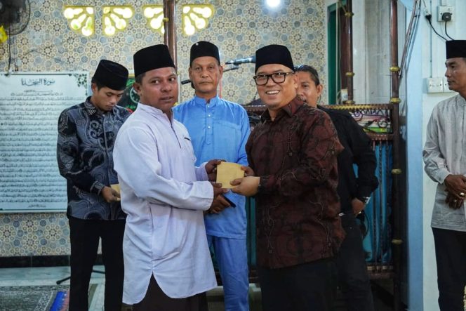 
 Wakil Gubernur Kepri, Nyanyang Haris Pratamura menyerahkan bantuan kepada pengurus Masjid Asyyakirin, Desa Permai Teluk Kangkung, Pulau Terong, Batam, Jumat (8/5/2026).
