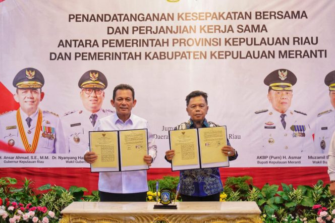 
					Gubernur Kepulauan Riau Ansar Ahmad dan Bupati Kepulauan Meranti AKBP (Purn) Asmar menunjukkan dokumen Kesepakatan Bersama dan Perjanjian Kerja Sama di Gedung Daerah, Tanjungpinang, Jumat (8/5/2026).