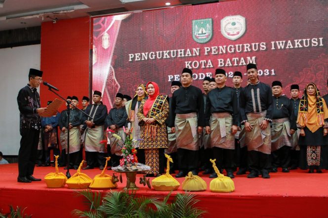 
					Wali Kota Batam, Amsakar Achmad, mengukuhkan ketua dan pengurus IWAKUSI Batam di Golden Prawn, Bengkong, Kamis (30/4/2026) malam