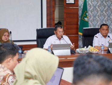 Sekda Batam, Firmansyah, memberi arahan saat membuka Sosialisasi Penyusunan RPBD di Kantor Wali Kota Batam, Selasa (5/5/2026).