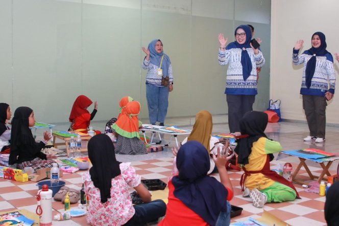 
					Bunda PAUD Batam, Erlita Amsakar, menyapa peserta Porseni PAUD tingkat Kota Batam di DC Mall, Lubukbaja, Selasa (5/5/2026). 
