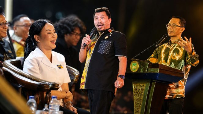 
					Wali Kota dan Wakil Wali Kota Batam, Amsakar Achmad dan Li Claudia Chandra, hadir dalam kemeriahan Perayaan Paskah Oikumene tingkat Kota Batam 2026 di Dataran Engku Putri, Batamcentre, Selasa (5/5/2026) malam.
