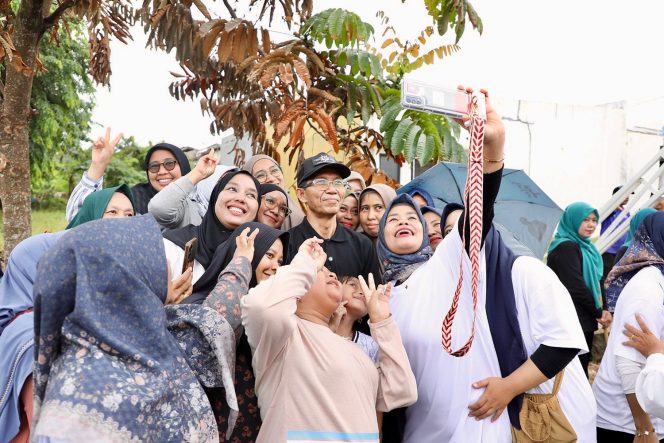 
					Warga berfoto bersama Wali Kota Batam, Amsakar Achmad, usai gotong royong di Belian, Batam Kota, Jumat (8/5/2026). 