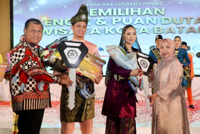 
					Sekda Batam, Firmansyah, bersama Ketua DWP Batam, Erdawati Firmansyah, menyerahkan hadiah kepada pemenang Duta Wisata Encik dan Puan Kota Batam 2026 di Harmoni One, Sabtu (9/5/2026) malam. 