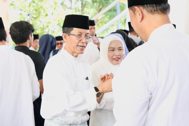 
 Sejumlah warga menyalami Wali Kota Batam, Amsakar Achmad dan Istri usai menggelar Walimatus Safar di kediamannya, Batam Centre, Minggu (10/5/2026