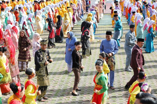
 Wali Kota dan Wakil Wali Kota Batam, Amsakar Achmad dan Li Claudia Chandra, serta jajaran Forkopimda menari bersama 5.120 pelajar saat memperingati Hardiknas 2026 di Dataran Engku Putri, Batamcentre, Senin (11/5/2026). 