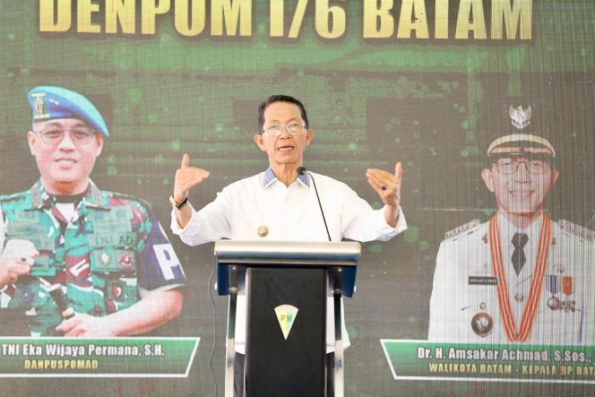 
 Wali Kota Batam, Amsakar Achmad.