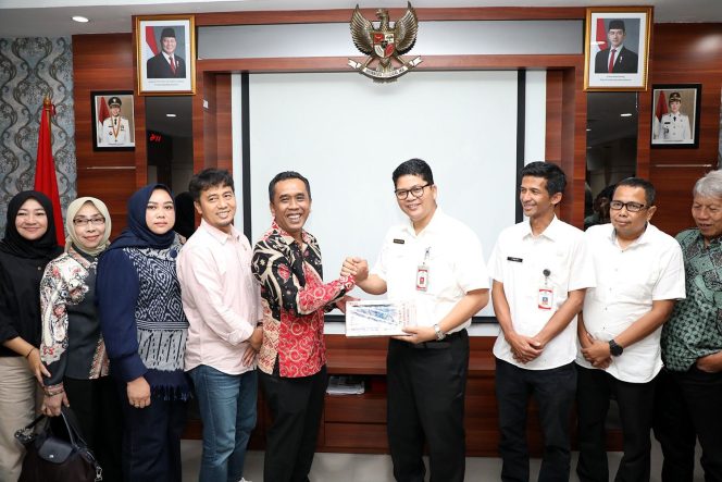 
					Kepala Diskominfo Batam, Rudi Panjaitan dan jajaran, bersama rombongan DPRD Wonogiri usai pertemuan di Kantor Wali Kota Batam, Selasa (12/5/2026). 