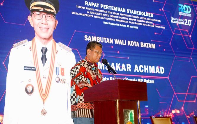 
					Sekda Batam, Firmansyah, menyampaikan sambutan saat membuka rapat stakeholder terkait proses penerbitan IUPTLU/IUPTLS dan sosialisasi NITKU di Sky Hotel Nagoya Hill Batam, Rabu (13/5/2026). 