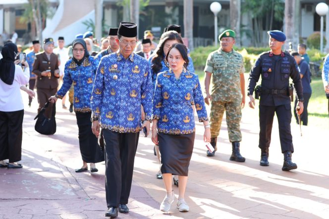 
 Wali Kota dan Wakil Wali Kota Batam, Amsakar Achmad dan Li Claudia Chandra, menghadiri upacara Harkitnas di Dataran Engku Putri Batamcentre, Rabu (20/5/2026). 