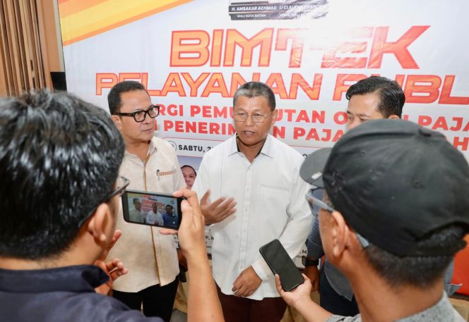 
 Sekda Batam, Firmansyah, memberi keterangan pers usai membuka Bimtek Pelayanan Publik di Harris Hotel Batam Center, Sabtu (23/5/2026). 
