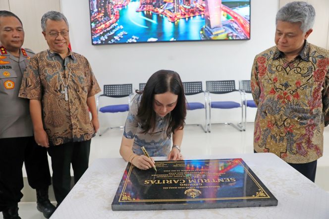 
					Plh Wali Kota Batam, Li Claudia Chandra, menandatangani prasasti Balai Latihan Kerja dan Pusat Informasi Pekerja Migran di Kota Batam, Jumat (29/5/2026). 