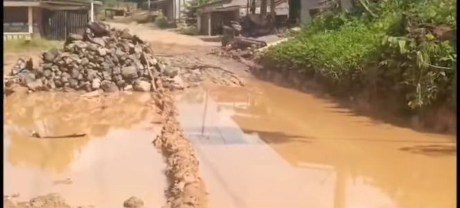
					Alumni LK3 HMI Sumbagsel dan Tokoh Pemuda Musi Banyuasin Menggugat Jalan Rusak di Macan Sakti.