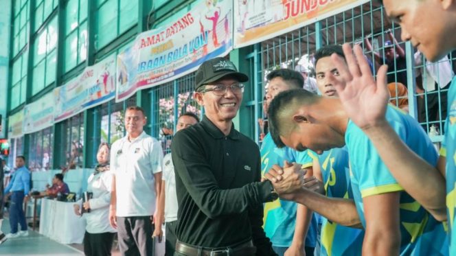 
 Amsakar saat menyaksikan Kejuaraan Voli Piala Bergilir Wali Kota Batam & Piala Bergilir Ketua TP PKK Kota Batam 2026