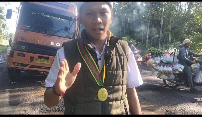
 Jalan Sekayu-Lubuklinggau Di Desa Penggage Rusak, Tokoh Pemuda Musi Banyuasin Bersuara, Simak!