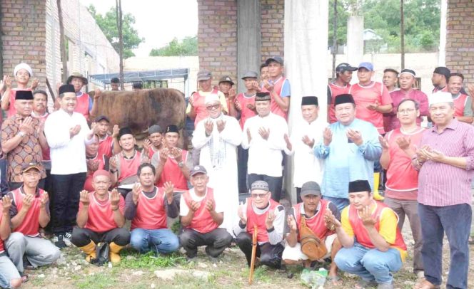 
 Wali Kota Lis Saksikan Penyembelihan Sapi Kurban Bantuan Presiden R.I. Seberat 1.04 ton