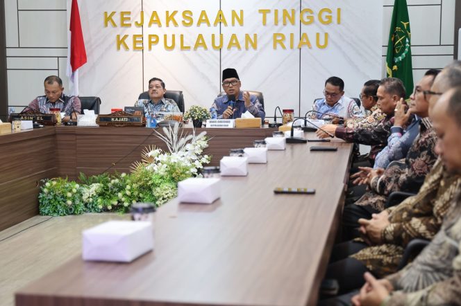 
 Wakil Gubernur Kepulauan Riau, Nyanyang Haris Pratamura bersama jajaran Asosiasi Badan Permusyawaratan Desa Nasional (Abpednas) melakukan audiensi bersama Kepala Kejaksaan Tinggi (Kajati) Kepri, J Devi Sudarso, di Kantor Kejati Kepri, Senggarang, Tanjungpinang, Jumat (22/5/2026). 
