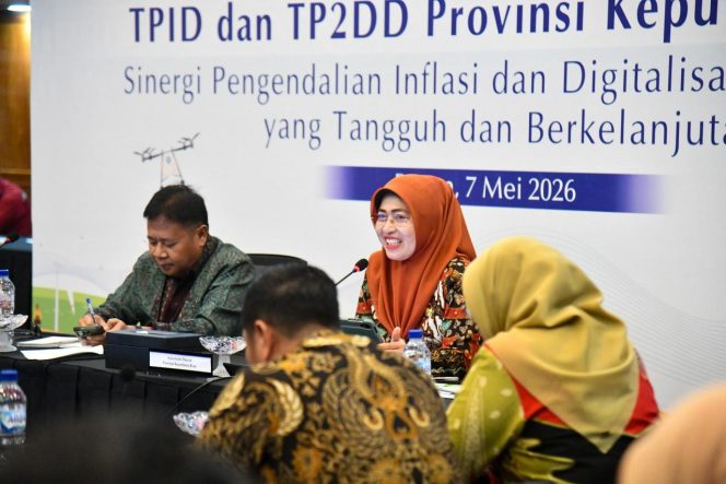 
 Sekretaris Daerah Provinsi Kepulauan Riau, Misni berdialog dengan Kepala Perwakilan Bank Indonesia Provinsi Kepri Rony Widijarto Purubaskoro dalam kegiatan High Level Meeting TPID dan TP2DD Provinsi Kepulauan Riau Tahun 2026 yang digelar di Aula Bank Indonesia Batam Center, Kamis (7/5/2026). 