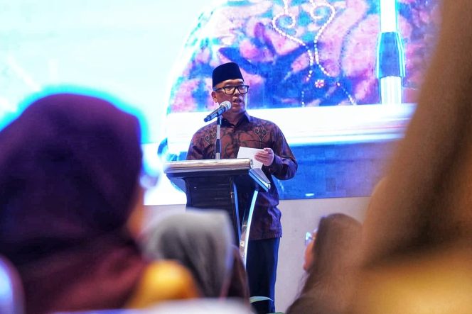 
 Wakil Gubenur Kepulauan Riau Nyanyang Haris Pratamura menyampaikan kata sambutan pada peringatan Hari Kartini yang disejalankan dengan peringatan Hardiknas 2026 diselenggarakan oleh BKOW Kepri di Aula Hotel Harris Batam Center, Jumat (8/5/2026).