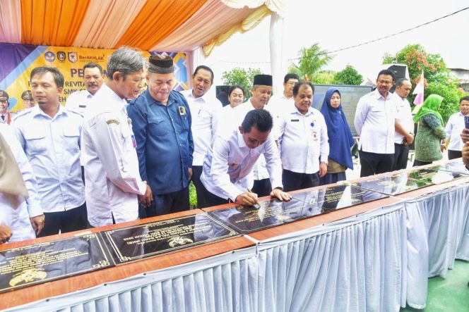 
					Gubernur Kepulauan Riau, Ansar Ahmad menandatangani prasasti gedung dan bangunan sekolah yang dibangun melalui Program Revitalisasi Asta Cita SMK/SMA dan APBD Kepri TA 2025 di SMK Negeri 11 Kota Batam, Rabu (13/5/2026). 