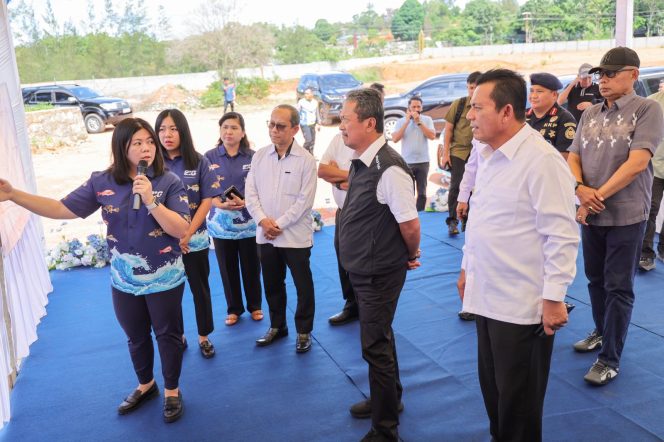 
 Menteri Kelautan dan Perikanan RI Sakti Wahyu Trenggono bersama Gubernur Kepri Ansar Ahmad mendengarkan pemaparan dari Manajamen PT BIG pada peresmian perusahaan perikanan di Kota Kijang, Kabupaten Bintan, Kamis (14/5/2026). 
