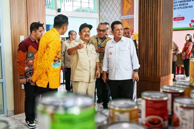 
 Menteri PPN/Bappenas RI Rachmat Pambudy didampingi Gubernur Kepri Ansar Ahmad melihat sejumlah produk unggulan UMKM yang dipamerkan di Gedung Dekranasda Provinsi Kepri, Tanjungpinang, Kamis (28/5/2026). 