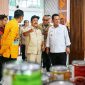 Menteri PPN/Bappenas RI Rachmat Pambudy didampingi Gubernur Kepri Ansar Ahmad melihat sejumlah produk unggulan UMKM yang dipamerkan di Gedung Dekranasda Provinsi Kepri, Tanjungpinang, Kamis (28/5/2026). 