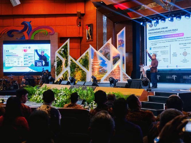 
 Wagub Kepri, Nyanyang Haris Pratamura memaparkan Inovasi dan Sinkronisasi Penataan Cross Border Tourism dan Pariwisata Bahari di Provinsi Kepulauan Riau dalam Rapat Koordinasi Nasional (Rakornas) Pariwisata 2026 dihelat di Balairung Soesilo Soedarman, Gedung Sapta Pesona, Jakarta Pusat, Kamis (21/5/2026). (Biro Komunikasi Kemenpar RI)