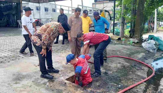 
 Wali Kota Lis Temukan Kabel Optik Hambat Drainase di Km 7