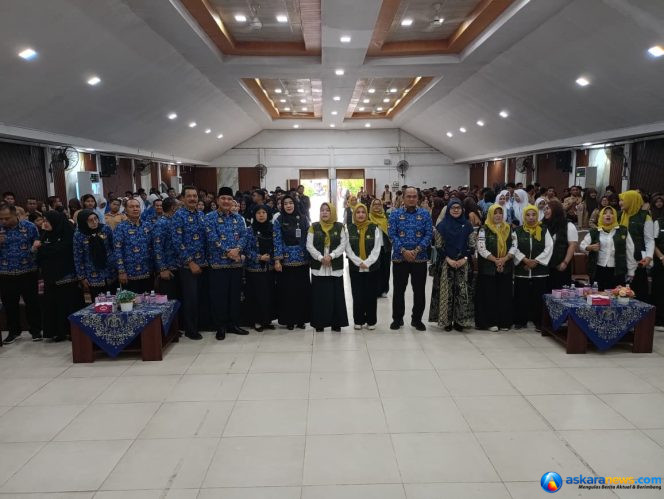 
 Ketua BKOW Kepri Nenny Dwiyana Nyanyang(tengah) didampingi pejabat Dinas Pendidikan dan BNN Provinsi Kepri berfoto bersama para siswa dalam kegiatan BKOW Kepri Goes to School di SMKN 1 Batam, Rabu (17/6/2026). 