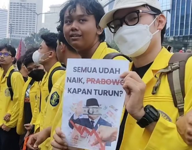 
					Aksi Demo BEM SI di HI ada satu Poster Bertuliskan “Semua Udah Naik, Prabowo Kapan Turun?”