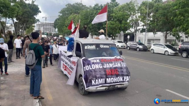
 Massa dari Aliansi Relawan Pekerja Dapur Makan Bergizi Gratis Kota Batam menggelar aksi damai di depan Gedung DPRD Kota Batam, sabtu 20 Juni 2026 