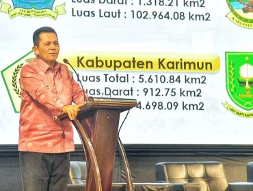 Gubernur Provinsi Kepulauan Riau Ansar Ahmad berpidato dalam kegiatan Lokakarya Akademik Fraksi PKS MPR RI bertema 