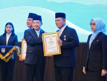 Gubernur Kepri Ansar Ahmad menerima piagam tanda kehormatan Satyalancana Wira Karya Bidang Pemerintahan dalam Pengelolaan, Pengembangan, dan Pembangunan Kelautan dan Perikanan Tahun 2025 dari Mendagri Muhammad Tito Karnavian di Jakarta, Senin (1/6/2026). (Humas Mendagri)