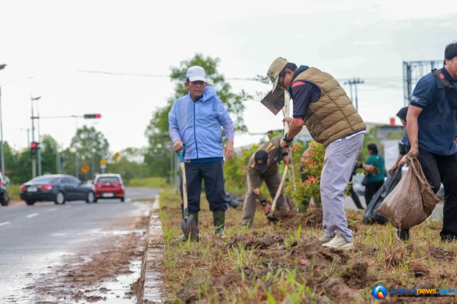 
 Gubernur Kepri Ansar Ahmad bersama Wawako Tanjungpinang Raja Ariza, Sekdaprov Misni, serta sejumlah kepala OPD dan ratusan ASN Pemprov Kepulauan Riau membersihkan kawasan Jalan Raya Dompak, Kamis (25/6/2026). 