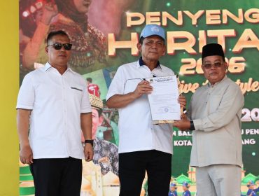 Ketua Lembaga Adat Melayu (LAM) Kepulauan Riau Dato' Seri Setia Amanah Raja Al Hafiz menyerahkan dokumen dukungan pembangunan Museum dan Monumen Bahasa Nasional oleh Tokoh Agama dan Tokoh Masyarakat Pulau Penyengat kepada Gubernur Kepri Ansar Ahmad di Balai Adat, Sabtu (20/6/2026). 