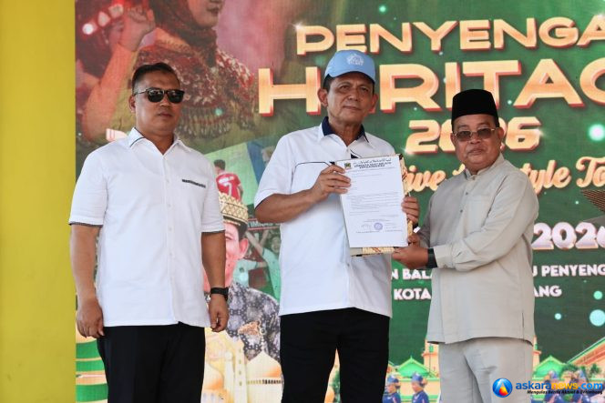 
 Ketua Lembaga Adat Melayu (LAM) Kepulauan Riau Dato' Seri Setia Amanah Raja Al Hafiz menyerahkan dokumen dukungan pembangunan Museum dan Monumen Bahasa Nasional oleh Tokoh Agama dan Tokoh Masyarakat Pulau Penyengat kepada Gubernur Kepri Ansar Ahmad di Balai Adat, Sabtu (20/6/2026). 