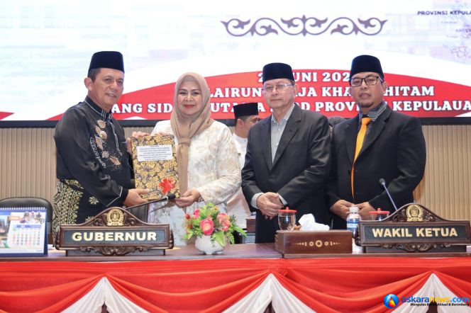 
 Gubernur Ansar Ahmad secara simbolis menyerahkan dokumen Ranperda Pertanggungjawaban Pelaksanaan APBD Tahun Anggaran 2025 kepada pimpinan DPRD Kepri dalam Rapat Paripurna penyampaian Ranperda LPP APBD Provinsi Kepru Tahun Anggaran 2025 di Ruang Sidang Utama DPRD Provinsi Kepri, Balairung Raja Khalid Hitam, Jumat (26/6/2026). 