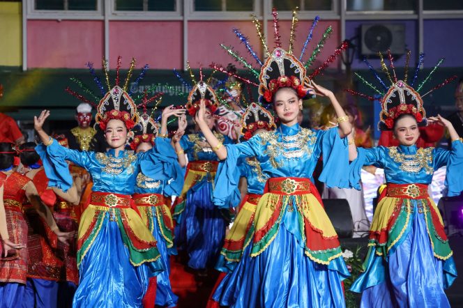 
 Penampilan tari kolosal pada penyelenggaraan Kemilau Nusantara 2025. 