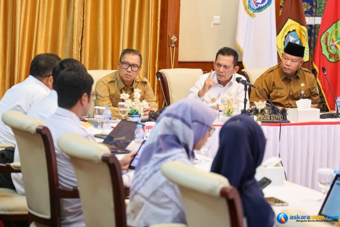 
 Gubernur Kepri Ansar Ahmad didampingi Wagub Nyanyang Haris Pratamura dan Kadinsos Mahadi Rahman memimpin Rakor Persiapan Pembangunan Sekolah Rakyat di Provinsi Kepulauan Riau yang digelar di Gedung Daerah, Tanjungpinang, Senin (15/6/2026) 