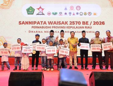 Wakil Gubernur Kepri Nyanyang Haris Pratamura, Wali Kota Tanjungpinang Lis Darmansyah dan Ketua Permabudhi Kepri Hengky Suryawan berfoto bersama penerima bantuan pada peringatan Sannipata Waisak 2570 BE/2026 dilaksanakan Permabudhi Provinsi Kepri, Sabtu (30/5/2026). 