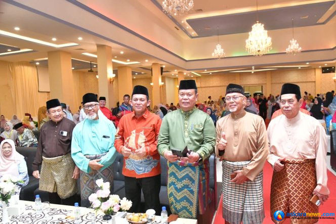 
 Gubernur Kepulauan Riau, Ansar Ahmad bersama sejumlah tokoh alumni Pendidik Guru Agama Negeri (PGAN) Tanjungpinang dalam reuni akbar yang dilaksanakan di Hotel CK, Sabtu (27/6/2026) malam. 